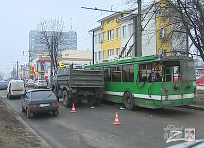 На Московском проспекте грузовик протаранил троллейбус (ФОТО)