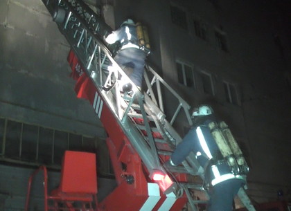 Харьковские спасатели шесть часов тушили склад с горящими одеялами (ФОТО)
