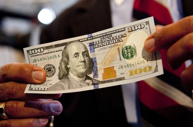 В нацбанке разрешили украинцам покупать валюты на шесть тысяч гривен