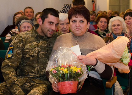 В Червонозаводском районе матерям на 8 марта подарили встречу с сыновьями, служащими в зоне АТО