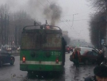 На проспекте Науки загорелся троллейбус (ФОТО, Дополнено)