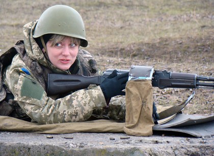 Харьковские женщины-военные показали как они умеют стрелять (ФОТО)
