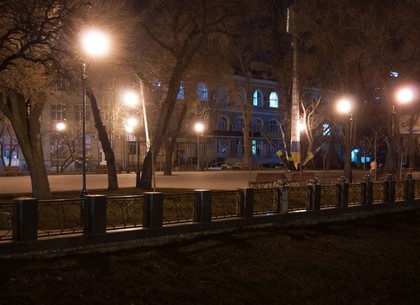 Хулиганы продолжают сбивать шары вдоль набережной в Харькове