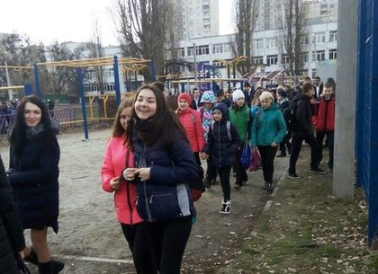 В гимназии на Холодной Горе искали бомбу: детей эвакуировали (ФОТО, Обновлено)