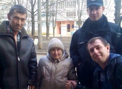 Харьковские копы вернули домой бабушку, забывшую свои имя и адрес
