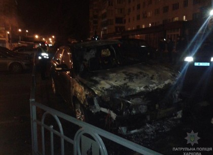 Три авто сгорели на Павловом Поле: в полиции подозревают поджог (ФОТО)