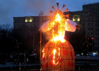 В центре Харькова проводили зиму шествием ряженых и сжиганием чучела