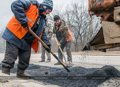 На Белгородском шоссе устраняют ямы и выбоины (ФОТО)