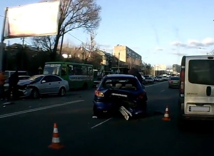 На Полтавском Шляхе столкнулись две иномарки: обоих водителей госпитализировали (ФОТО, Обновлено)