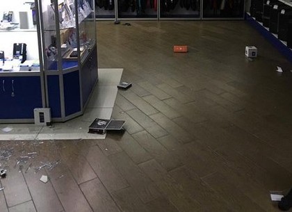 На площади Небесной Сотни ночью ограбили магазин электроники (ФОТО)