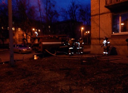 Пожар в доме на ХТЗ: спасатели и копы эвакуировали жильцов (ФОТО)