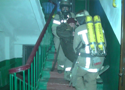 Как копы вместе со спасателями харьковчан из горящего дома эвакуировали (ВИДЕО)