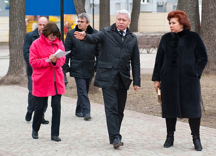 Харьковские чиновники инспектируют город после зимы