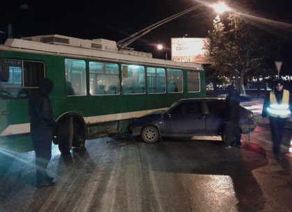 На Барабашова «ВАЗ» влетел в троллейбус (ФОТО)