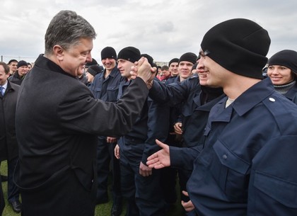 В Харькове Порошенко пообщался с будущими работниками полиции Донетчины и Луганщины (ФОТО)