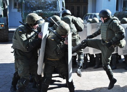 Харьковских нацгвардейдев обучают, как отлавливать в толпе нарушителей на митингах и пикетах (ФОТО)