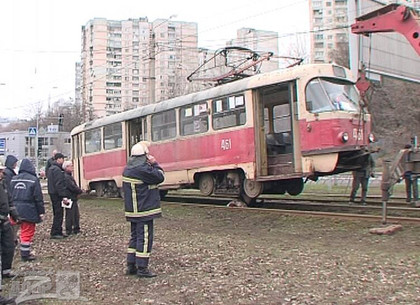 Женщина, угодившая под трамвай на Клочковской, скончалась на месте (ФОТО 18+)