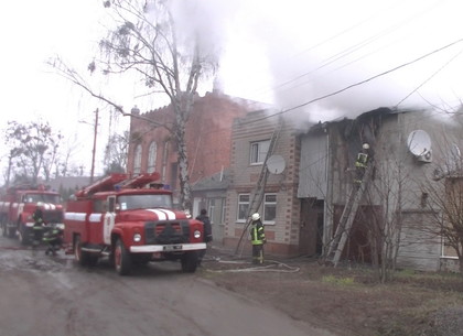 Как пожарные тушили жилую пристройку на Новоселовке (ВИДЕО, ФОТО)