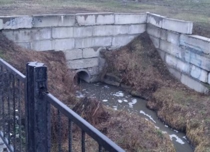 На Салтовке продолжают сливать нечистоты в Немышлю (ФОТО)