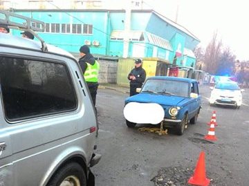 Копы задержали харьковчан, взявших на буксир угнанный автомобиль (ФОТО)