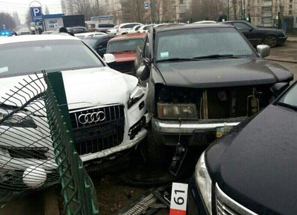 Утреннее ДТП в Харькове: Пьяная женщина на Audi протаранила забор в районе Медкомплекса (ФОТО)