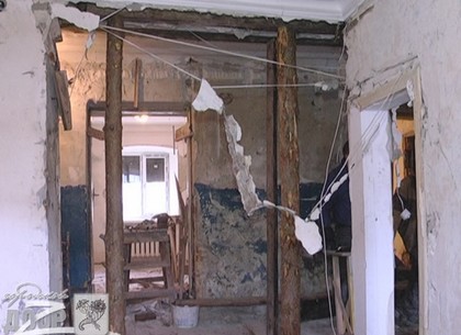 Харьковские коммунальщики спасают дом по переулку Лопатинскому от обрушения (ФОТО)