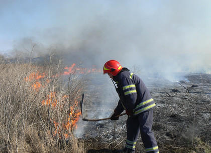 Харьковские спасатели устраняли последствия сжигания травы и мусора