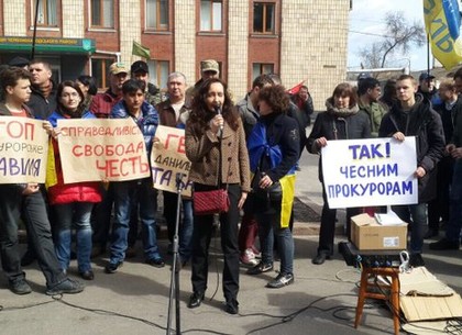 Харьковские активисты вновь митингуют под прокуратурой (ФОТО)