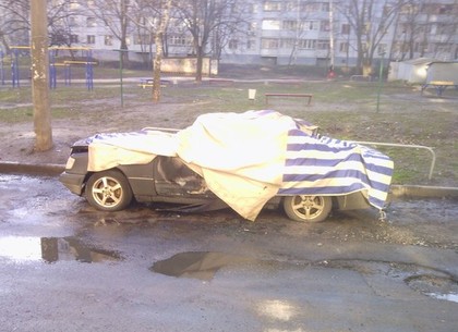 Под утро во дворе на Салтовке горел автомобиль (ФОТО)