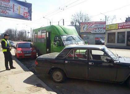 На Московском проспекте маршрутка врезалась в припаркованные автомобили (ФОТО)