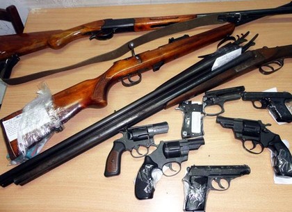 Харьковчане массово несли в полицию ружья, боеприпасы и пистолеты (ВИДЕО)