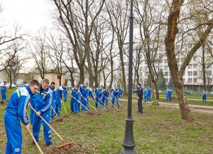 В Харькове курсанты вышли на уборку скверов