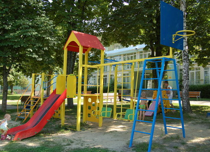 Девять сотен детских площадок отремонтируют в Харькове