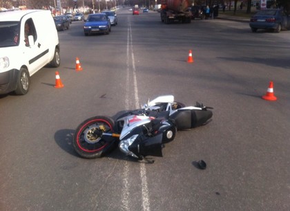На Героев Труда мотоциклист сбил женщину