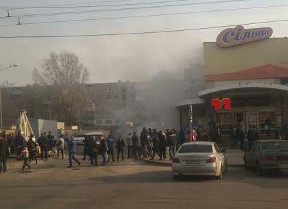 На проспекте Тракторостроителей около супермаркета горела иномарка (ФОТО, Обновлено)