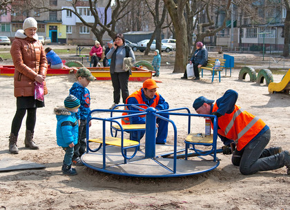 Специалисты рассказали, почему ломаются детские площадки в Харькове