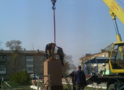 Еще двух Ильичей демонтировали на Харьковщине (ФОТО)
