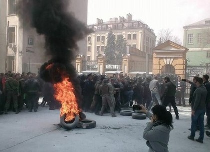 Под Администрацией президента активисты жгли шины и требовали люстрации прокуроров (ФОТО)