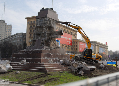 На площади Свободы демонтируют постамент памятника Ленину (ФОТО)