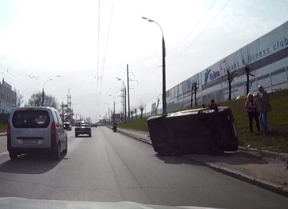 Около Сокольников Fiat влетел в «ВАЗ» и завалил его на бок (ФОТО, ВИДЕО)