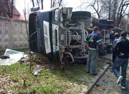На Харьковский Дивизий перевернулся грузовик и снес электроопору (ФОТО)