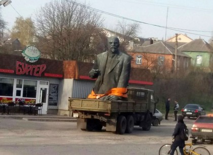 Декоммунизация продолжается: по улицам Чугуева прокатили Ленина (ФОТО)