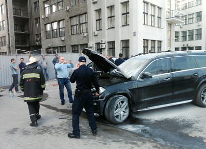 В центре Харькова пылал Mercedes (ФОТО)