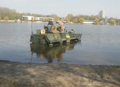 На Алексеевке в озере застрял БТР (ФОТО)