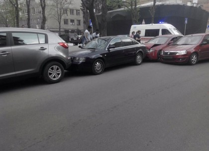 ДТП-паровозик в центре Харькова: столкнулись четыре легковушки (ФОТО)
