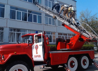 Что делают пожарные в школе по улице Ньютона