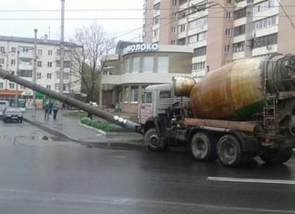 В районе Одесской бетомешалка снесла столб (ФОТО)