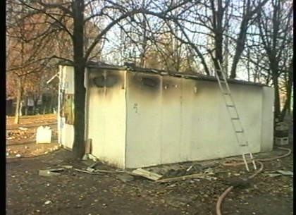 Бездомный чуть не сгорел в заброшенном киоске Харькова