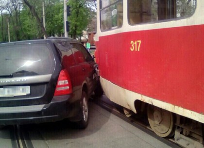 В центре Харькова иномарка подрезала трамвай (ФОТО)