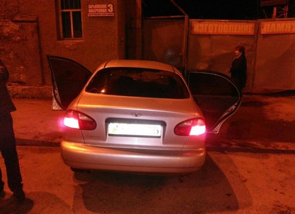 На Харьковской набережной Lanos врезался в дом: в машине заклинило руль (ФОТО)